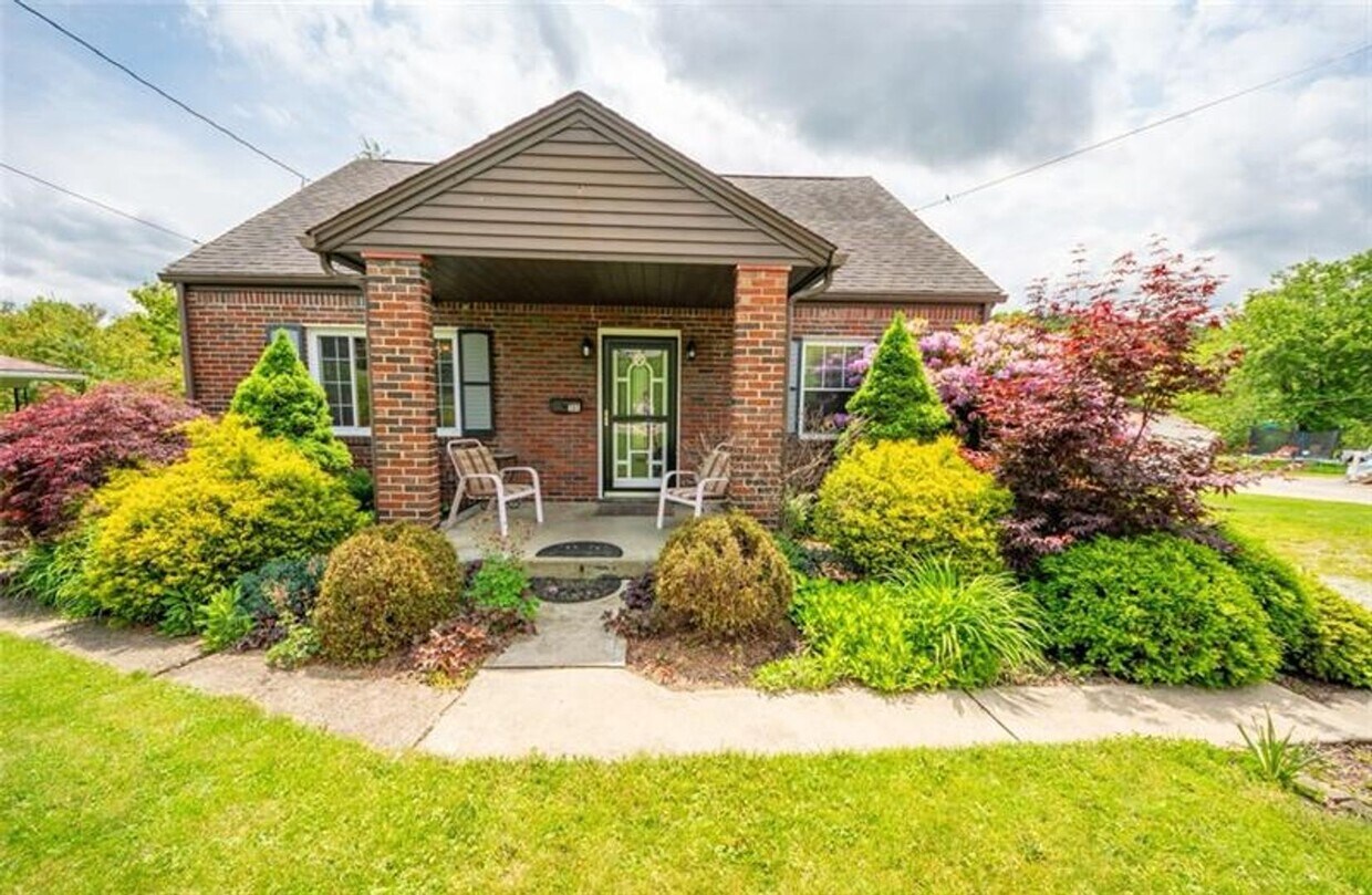 Foto principal - Spacious 4-Bedroom Rental with Huge Deck &...