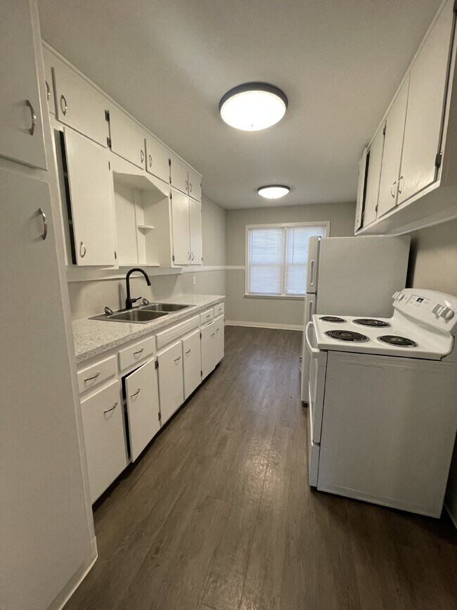 Building Photo - 2 Bedroom, 1 Bathroom with unfinished base...