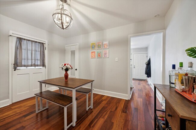 Foto del edificio - Updated 3-bedroom, 1.5-bath home with a garage in the borough of West Chester!