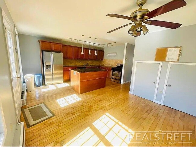 Building Photo - Stunning 1,600 SF Gut-Renovated Duplex Pen...