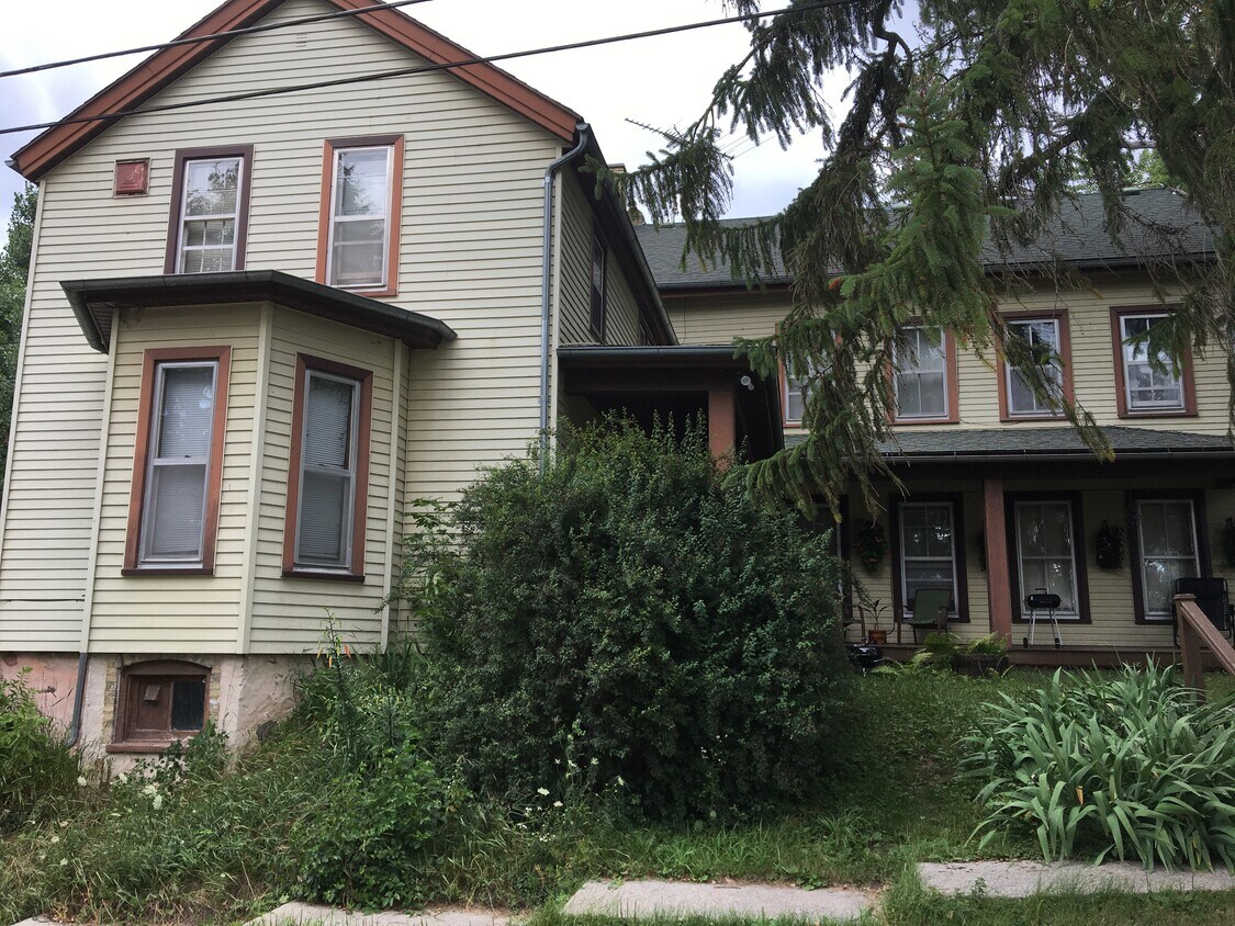 N8120 Franklin Rd Unit APT4, Plymouth, WI 53073 Apartments in