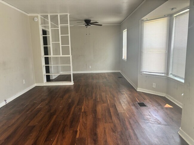 Foto del edificio - 5211 Robinson Rd