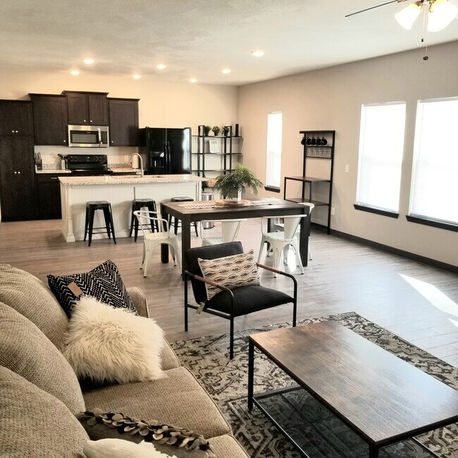 Sala de estar abierta, comedor, cocina - 807 South Ave