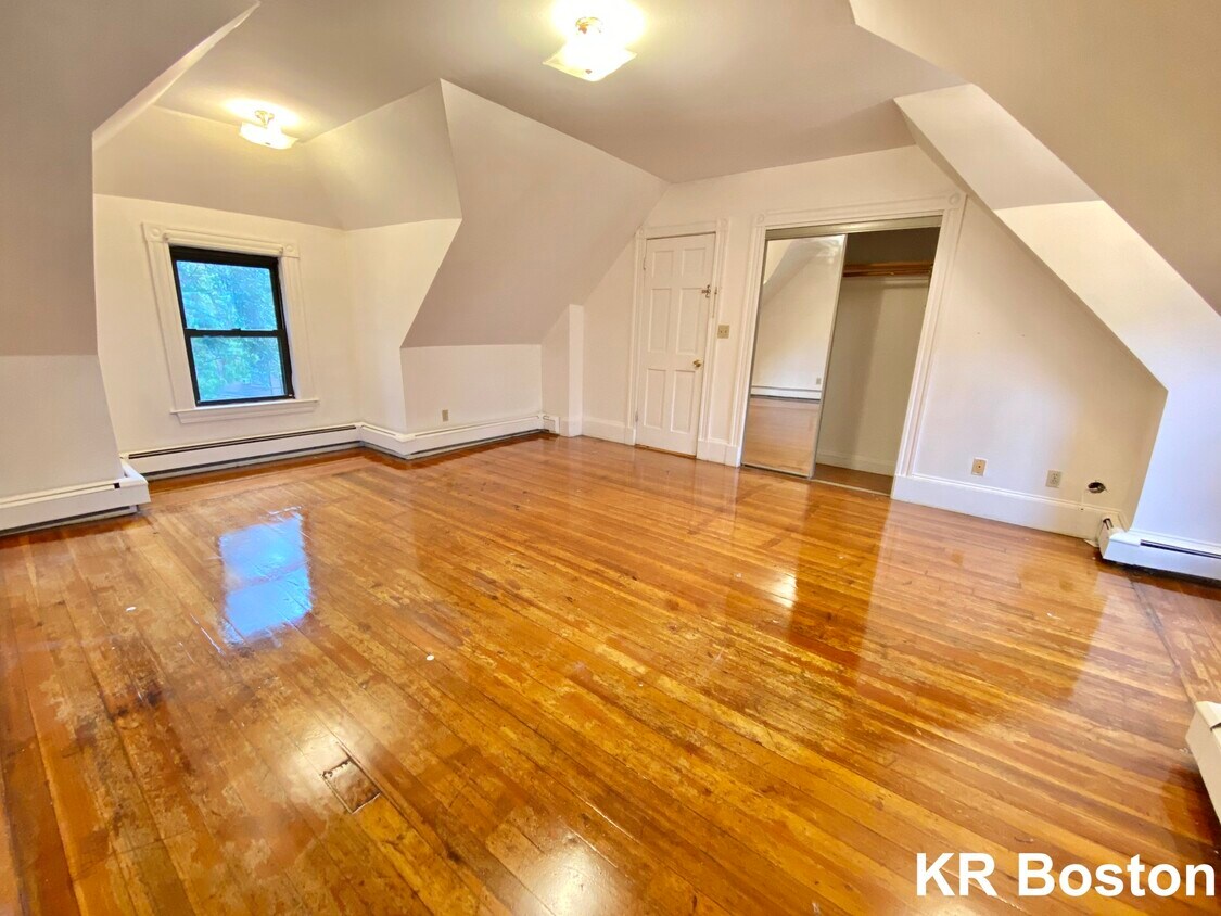 Primary Photo - 153 Chiswick Rd