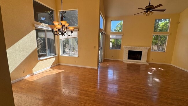 Building Photo - 649 Daffodil Dr