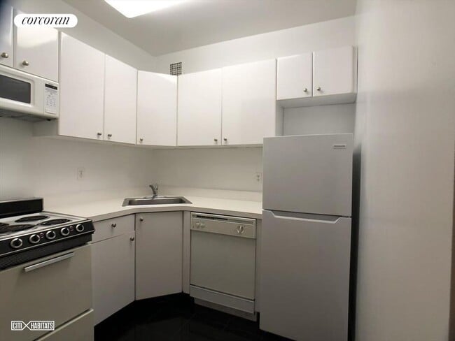 Building Photo - 117 W 58th St