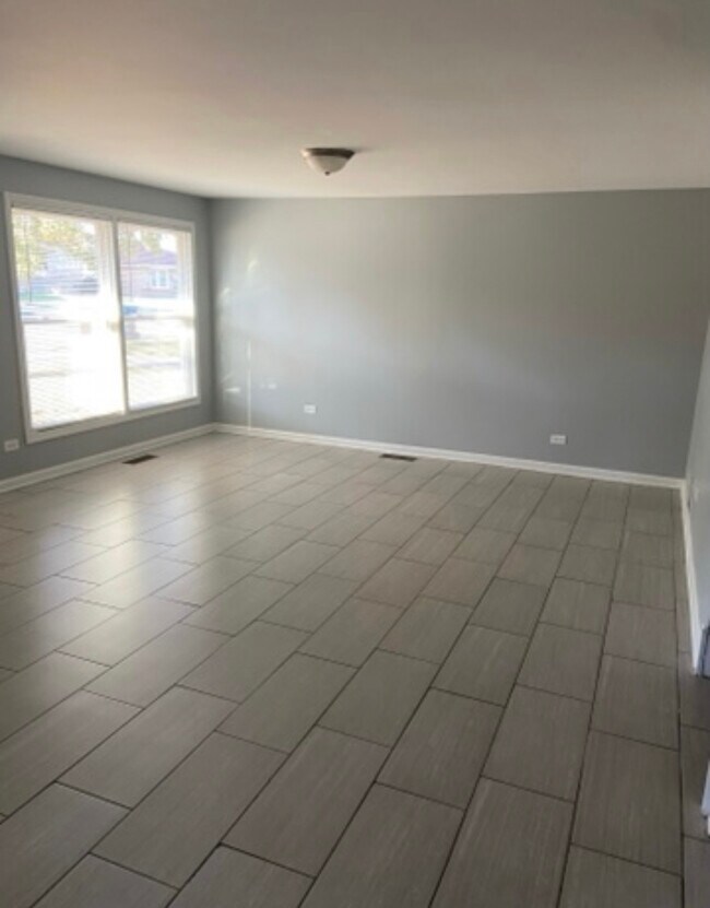 Building Photo - 1058 E 161st Pl