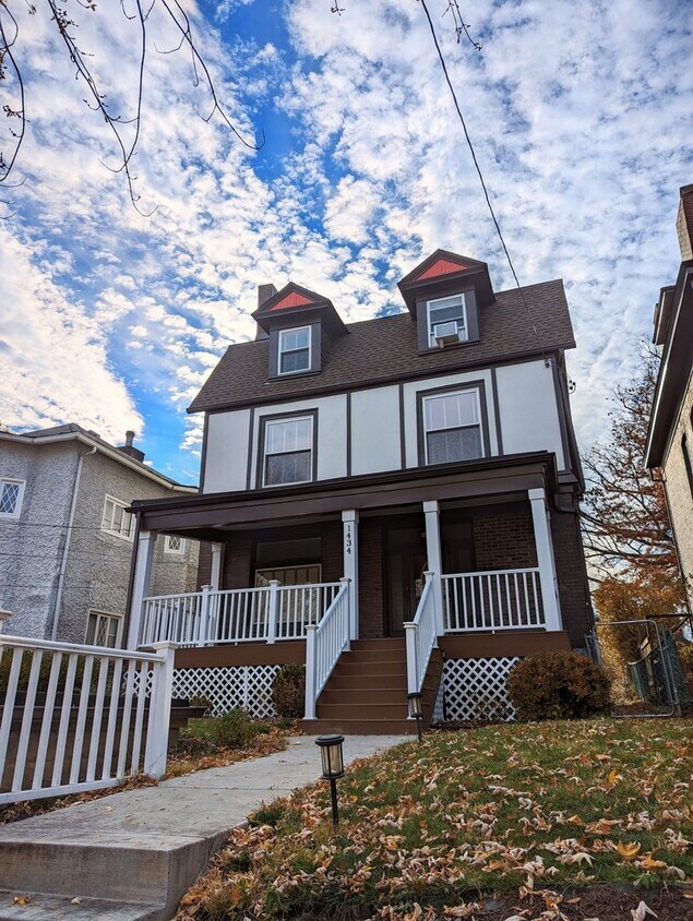 Foto principal - Huge 5 Bedroom, 3.5 Bathroom House Availab...