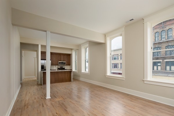 Kitchen overlooks living space - 427 W National Ave