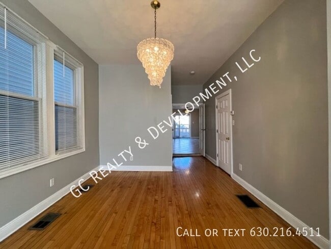 Building Photo - 2840 N Maplewood Ave