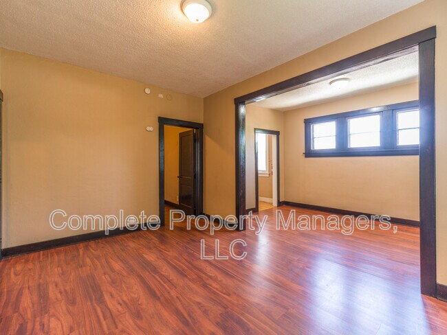 Foto del edificio - 325 E Washington St