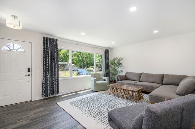 Foto del edificio - 6-8 months furnished 4 Bedroom 1.5 Bath