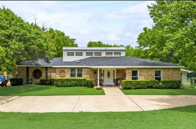 Foto del edificio - 6049 W Red Bird Ln