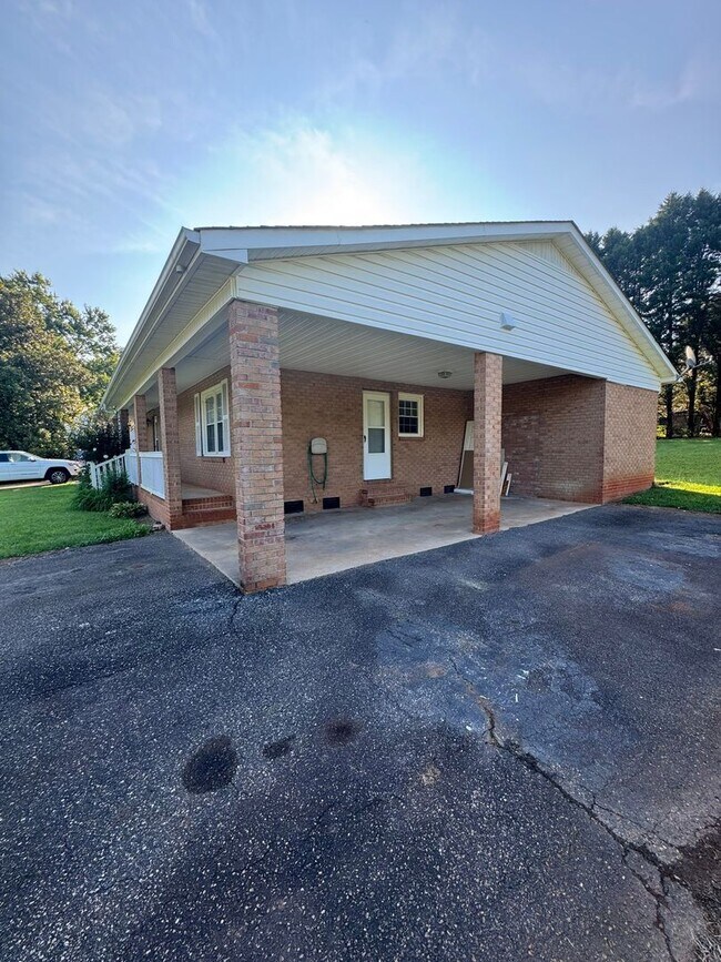 Building Photo - 2265 Claremont Rd