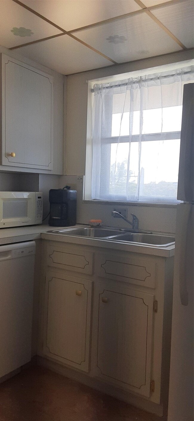 Kitchen - 941 Crystal Lake Dr