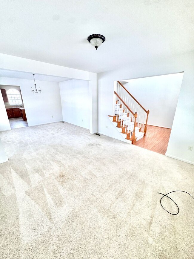 Foto del edificio - FIVE BEDROOMS in PARKLAND SCHOOLS!