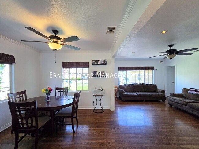 Foto del edificio - 4415 Petaluma Ave