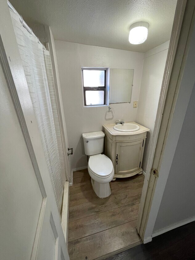 Baño con ducha a ras de suelo - 437 Preusser St