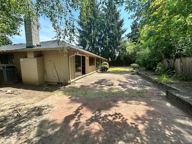 Building Photo - Gorgeous 4 Bedroom 2 Bath with Fully Fence...