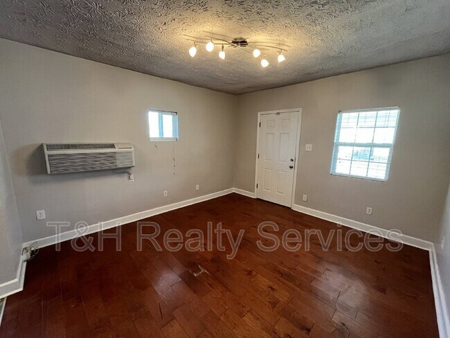 Building Photo - 4210 Graceland Ave