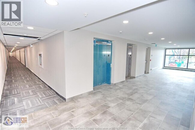 Photo du bâtiment - 2550 Sandwich W Pkwy