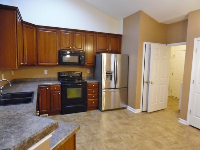 Building Photo - 422 Plamondon Dr