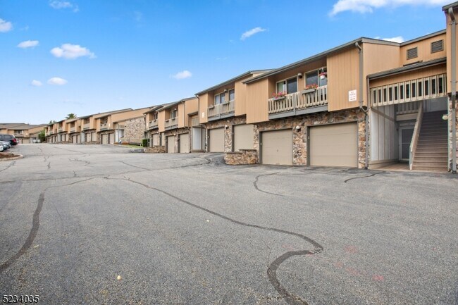 Foto del edificio - 8 Larkin Cir