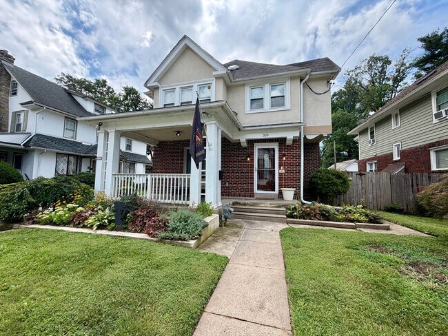 Foto del edificio - Stunning 4-Bed/2-Bath Home in the heart of Lansdowne! Available First Week of September!