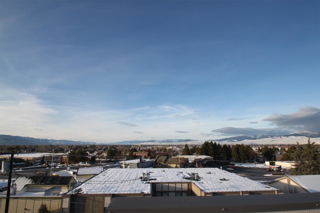 Building Photo - 830 Crestmont Way