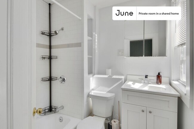 Foto del edificio - Room in Shared 4 bed/1 bath home