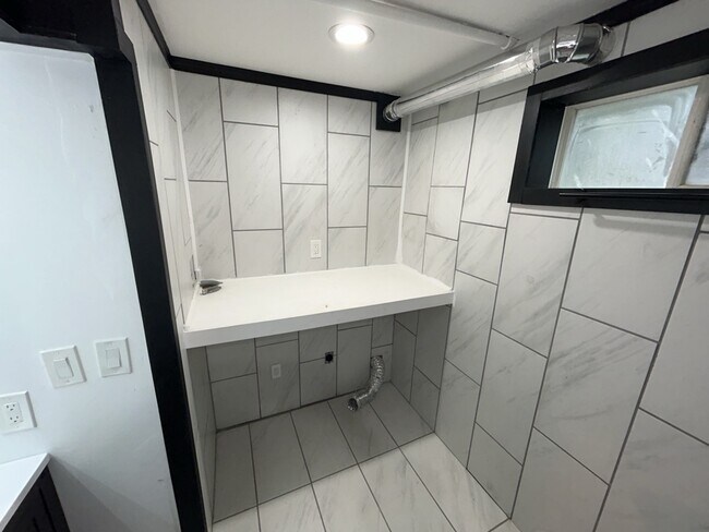 Espacio adicional en el mostrador del baño - 800 Main St