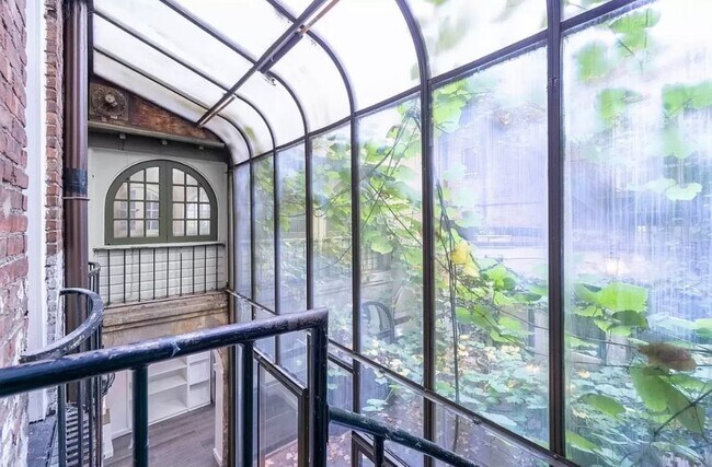 Building Photo - Historic Townhouse Rental Prime Midtown We...