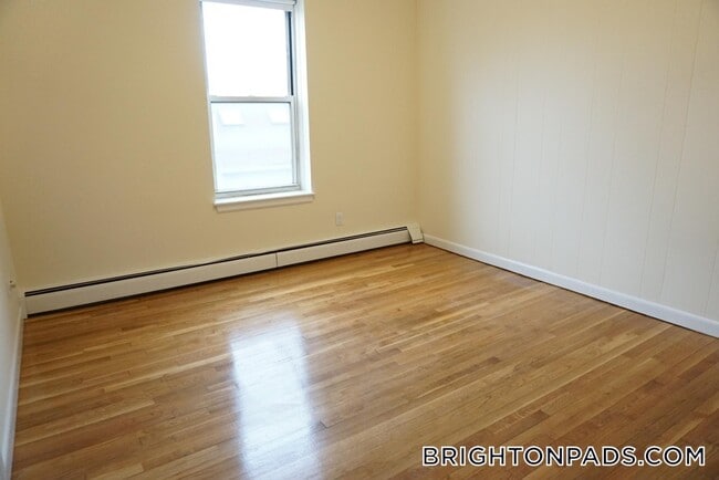Building Photo - 164 N Beacon St