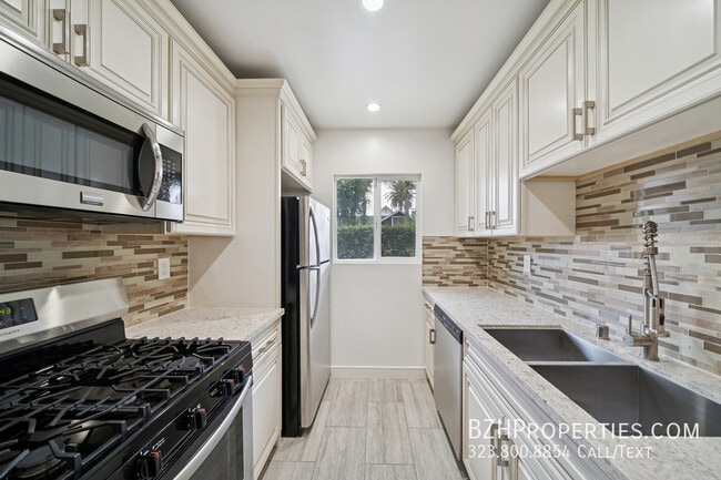 Foto del edificio - 7571 Willoughby Ave