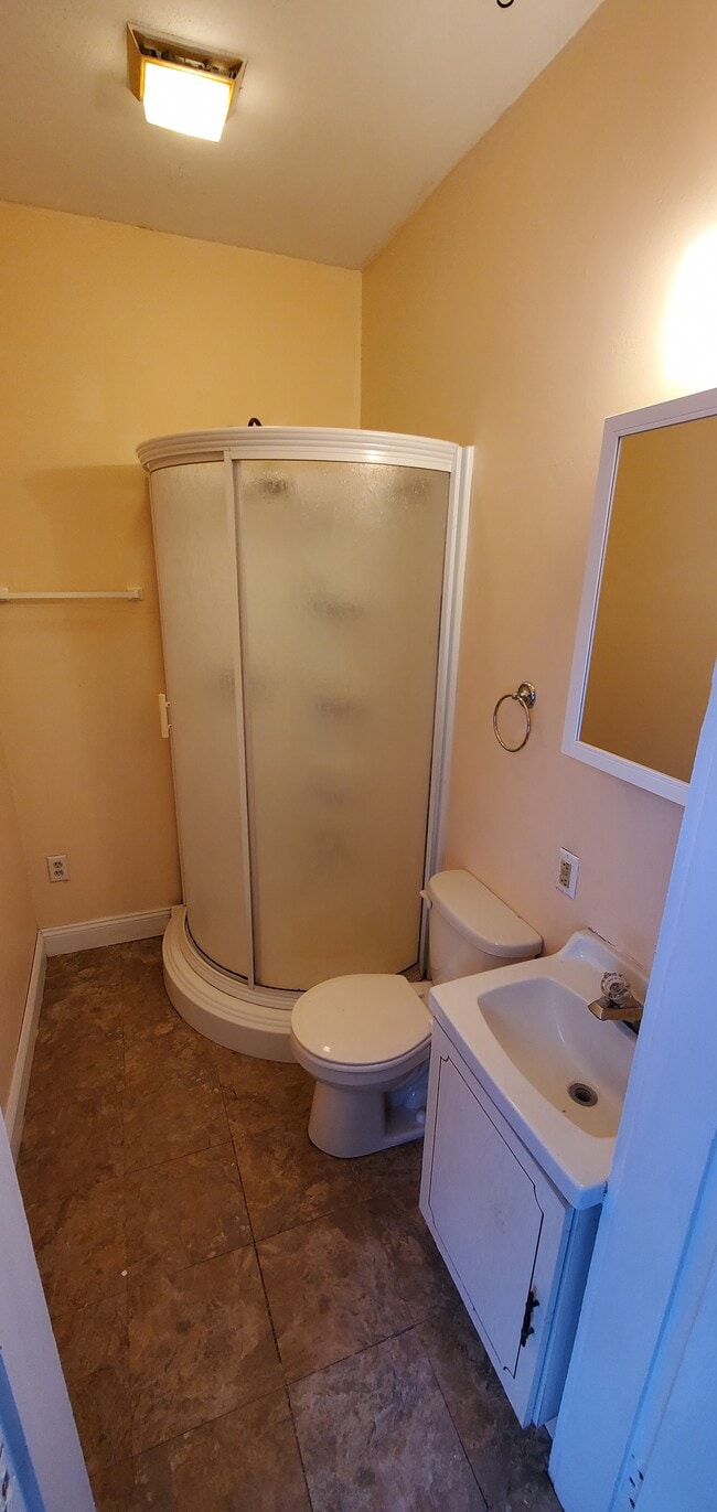 Building Photo - 166 Main St