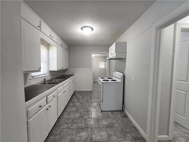 Building Photo - 3 Bedroom 1 bathroom home near OBU