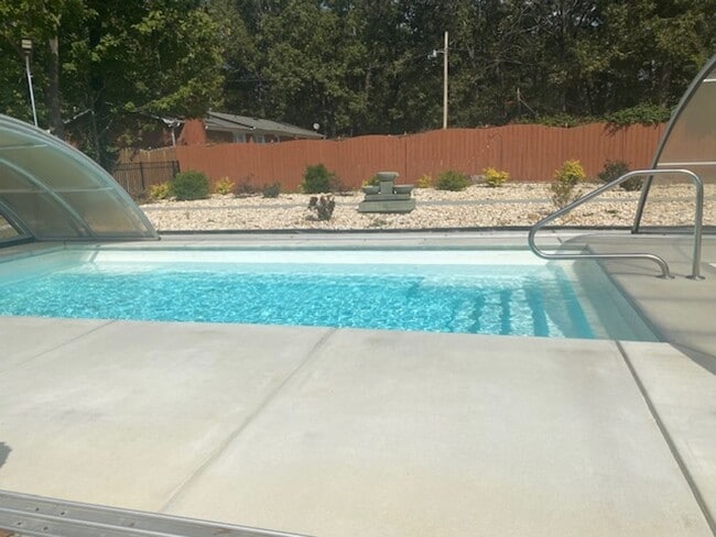 Building Photo - 4 Bedroom! Private Pool!