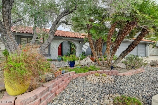 Building Photo - 2400 La Solana Way