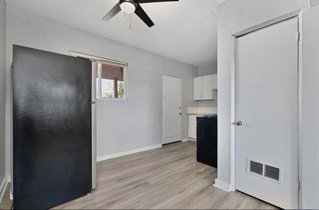 Building Photo - 474 1/2 E Norwich Ave