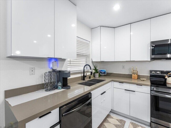 Foto del edificio - 2848 NW 9th Pl