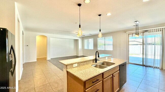 Foto del edificio - 1124 W Fir Tree Rd