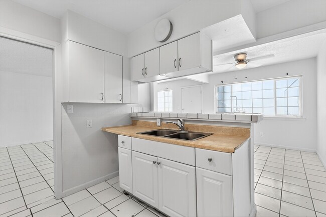 Foto del edificio - 202-244 W Shields Ave