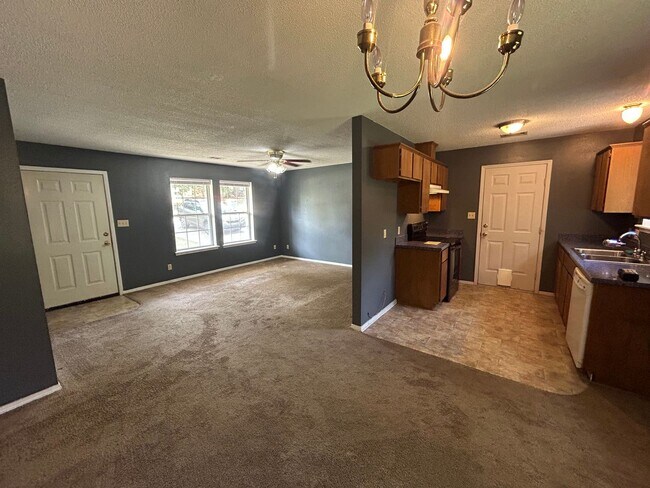 Foto del edificio - MID TO LATE MARCH MOVE IN! 2 Bed 1 bath ho...