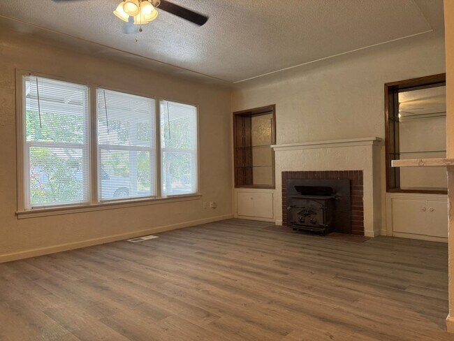 Building Photo - Charming and newly upgraded home. AVAILABL...