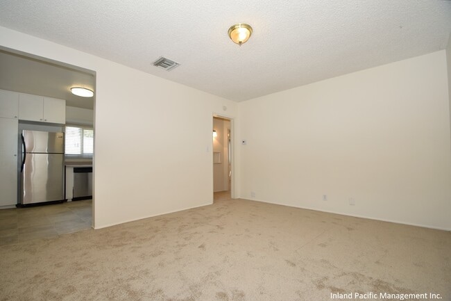 Building Photo - 1637 E Maple Ave