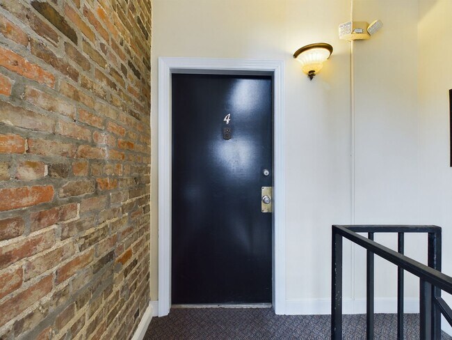 Building Photo - Perfect 2 Bedroom Condo in Byrd Park Avail...