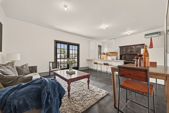 Photo - 100 W Hamilton St Apartment