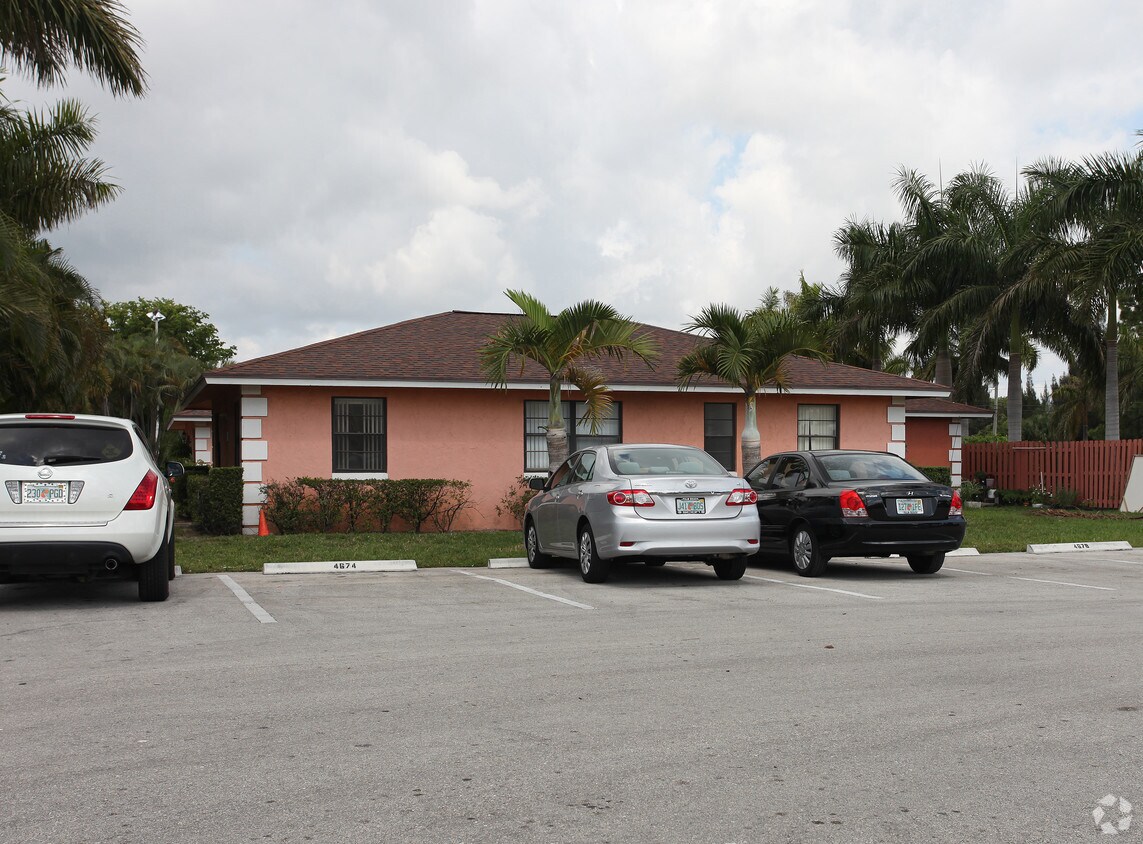 Building Photo - 4634 Summit Blvd