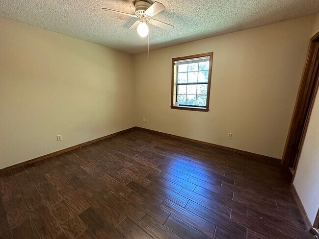 Foto del edificio - 603 Twin Oaks Dr