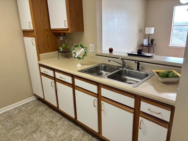Cocina abierta al salón. - Nueces Bend Senior Housing